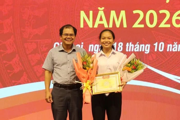 Em Phan Thị Thuý Ngân - Trường THPT Nguyễn Trân, giành giải Nhì và giải Triển vọng.