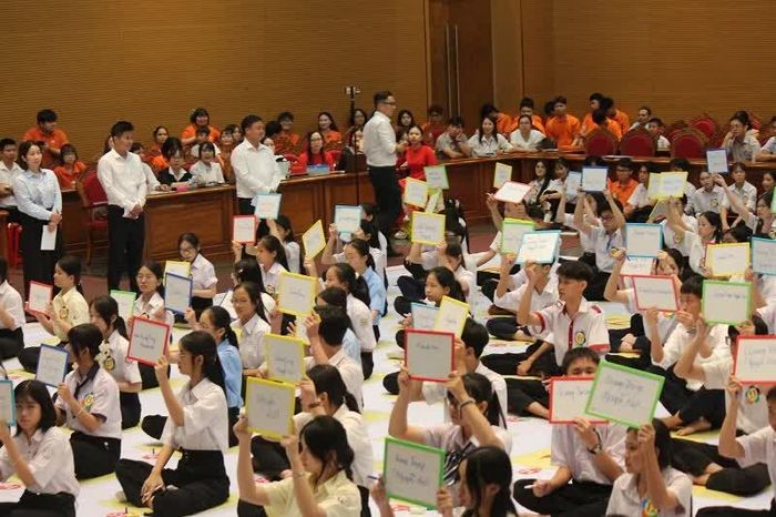 Các thí sinh tranh tài qua từng câu hỏi.