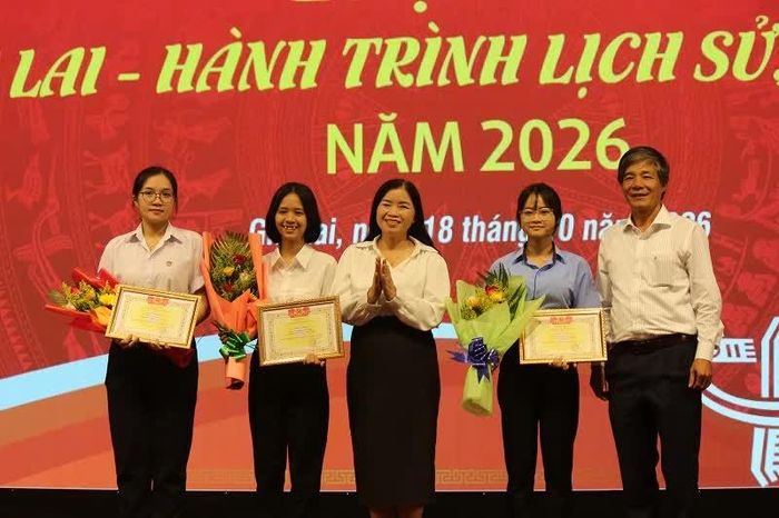 Trao giải Ba cho các thí sinh.