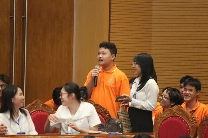 Khán giả hào hứng trả lời câu hỏi, góp thêm không khí sôi nổi cho cuộc thi.