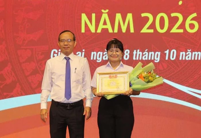 Em Đào Trúc Mai - học sinh lớp 11A3, Trung tâm Giáo dục nghề nghiệp - Giáo dục thường xuyên An Nhơn, giành giải Nhất. 