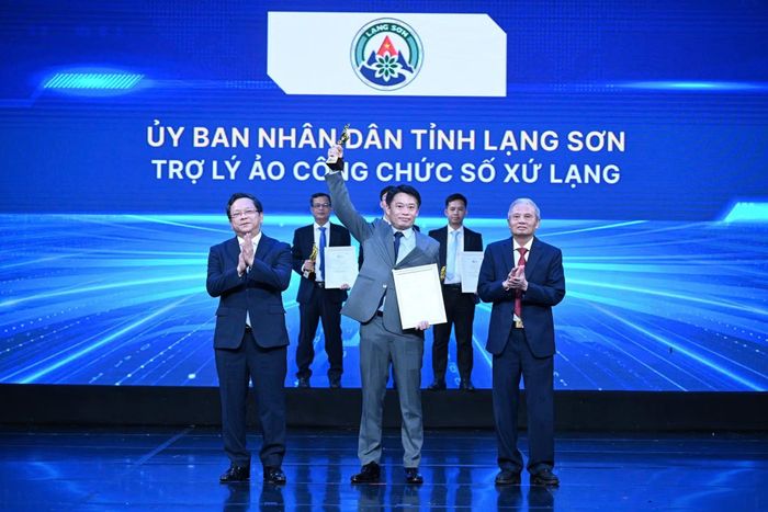  Ông Nguyễn Quang Huy, Giám đốc Sở Khoa học và Công nghệ tỉnh Lạng Sơn tại Lễ trao giải thưởng Chuyển đổi số Việt Nam lần thứ 9. 