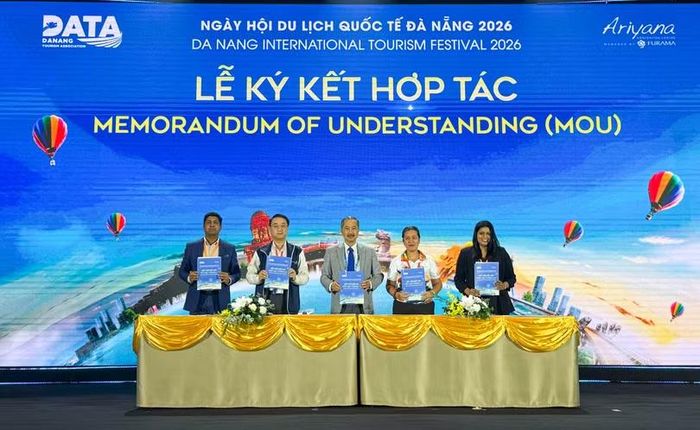 Ông Cao Trí Dũng, Chủ tịch Hiệp hội Du lịch TP Đà Nẵng ký kết hợp tác tại DITF 2026. Ảnh XM.