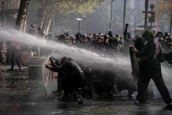 Người biểu tình đối đầu với lực lượng cảnh sát ở Paris hôm 17/7. Ảnh: Xinhua.