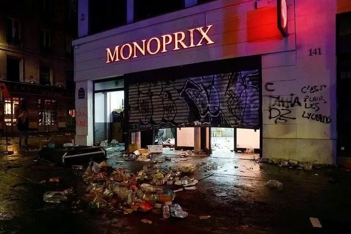 Siêu thị Monoprix ở Paris bị cướp phá và vẽ bẩn. Ảnh: AFP.