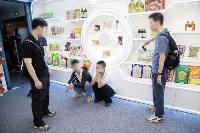 Một hang ổ của nhóm lừa đảo và 2 nghi phạm bị bắt giữ. Ảnh: Sina.
