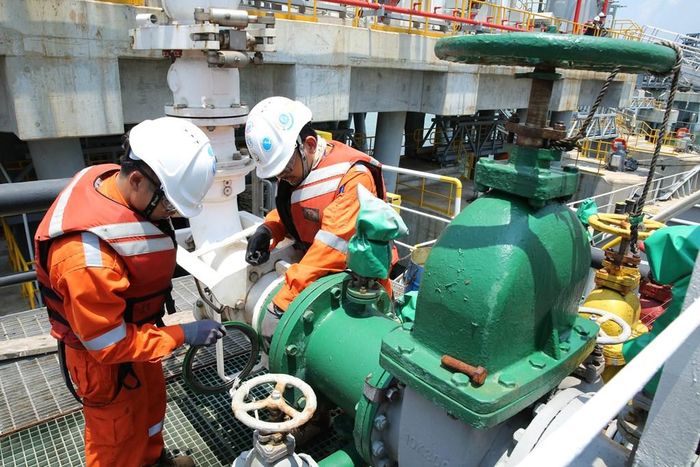 Bơm dầu lên tàu để xuất bán tại nhà máy Lọc hoá dầu Nghi Sơn. Ảnh: NSRP