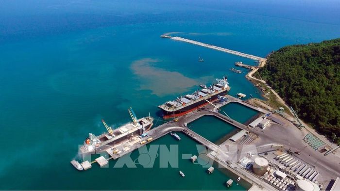 Toàn cảnh cảng Chân Mây nhìn từ trên cao. Ảnh: TTXVN 