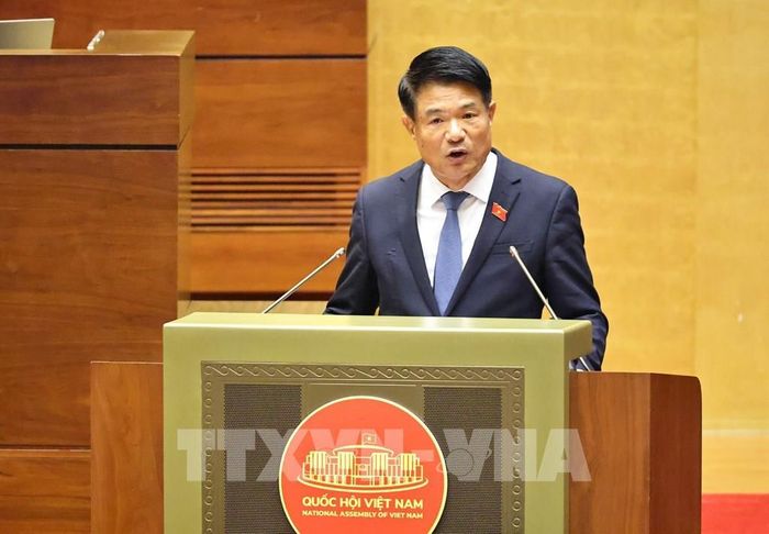 Viện trưởng Viện kiểm sát nhân dân tối cao Nguyễn Huy Tiến trình bày Báo cáo tiếp thu, giải trình và chỉnh lý dự thảo Bộ luật Tố tụng hình sự (sửa đổi) và Tờ trình dự án Nghị quyết của Quốc hội về thực hiện thí điểm cơ chế thu hồi và xử lý tài sản liên quan đến tội phạm không qua kết tội. Ảnh: Minh Đức – TTXVN