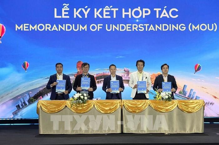 Các doanh nghiệp ký kết hợp tác tại chương trình. Ảnh: Trần Lê Lâm - TTXVN