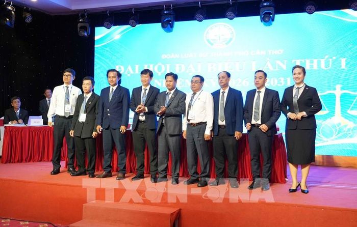 Hội đồng khen thưởng kỷ luật Đoàn Luật sư thành phố Cần Thơ nhiệm kỳ 2026 - 2031 ra mắt Đại hội. Ảnh: Thanh Liêm - TTXVN