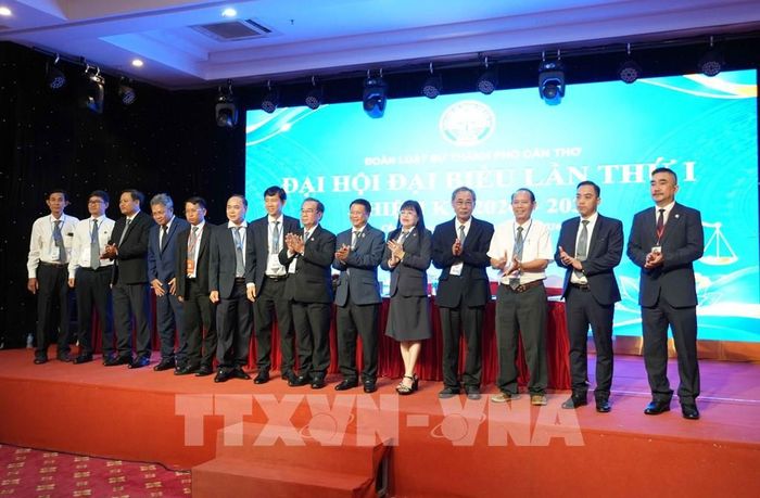 Đoàn đại biểu Đoàn Luật sư thành phố Cần Thơ đi dự Đại hội Liên đoàn Luật sư Việt Nam. Ảnh: Thanh Liêm - TTXVN
