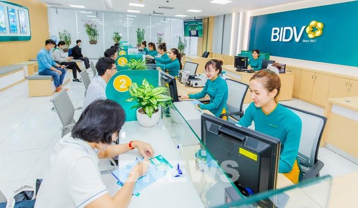Khách hàng giao dịch tại BIDV. Ảnh: Bnews phát