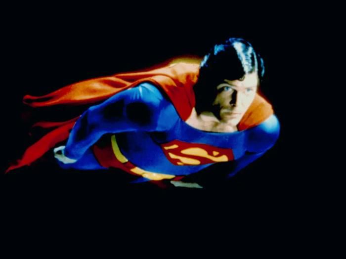 Christopher Reeve trong Superman II (1981), phần hậu truyện trải qua thay đổi đạo diễn từ Richard Donner sang Richard Lester.