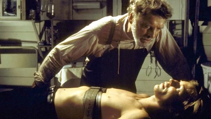 Marlon Brando trong The Island of Dr. Moreau (1996), bộ phim nổi tiếng với quá trình sản xuất hỗn loạn.