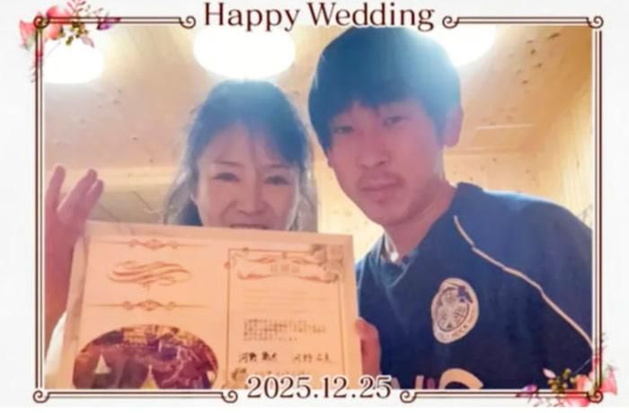 Ngắm bà biểu diễn múa khiến chàng trai lập tức nảy sinh tình cảm. Sau này, anh chia sẻ rằng ngay khoảnh khắc nắm tay bà, anh đã cảm thấy bà chính là “người dành cho mình”. Cặp đôi đăng ký kết hôn vào tháng 12 năm ngoái. Ảnh: QQ.
