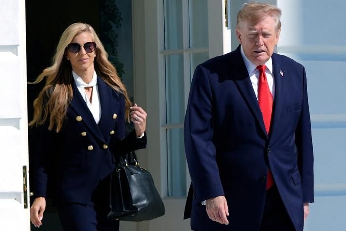 Thư ký báo chí Nhà Trắng Katie Zacharia tháp tùng Tổng thống Donald Trump ngày 13/10. Ảnh: AP.