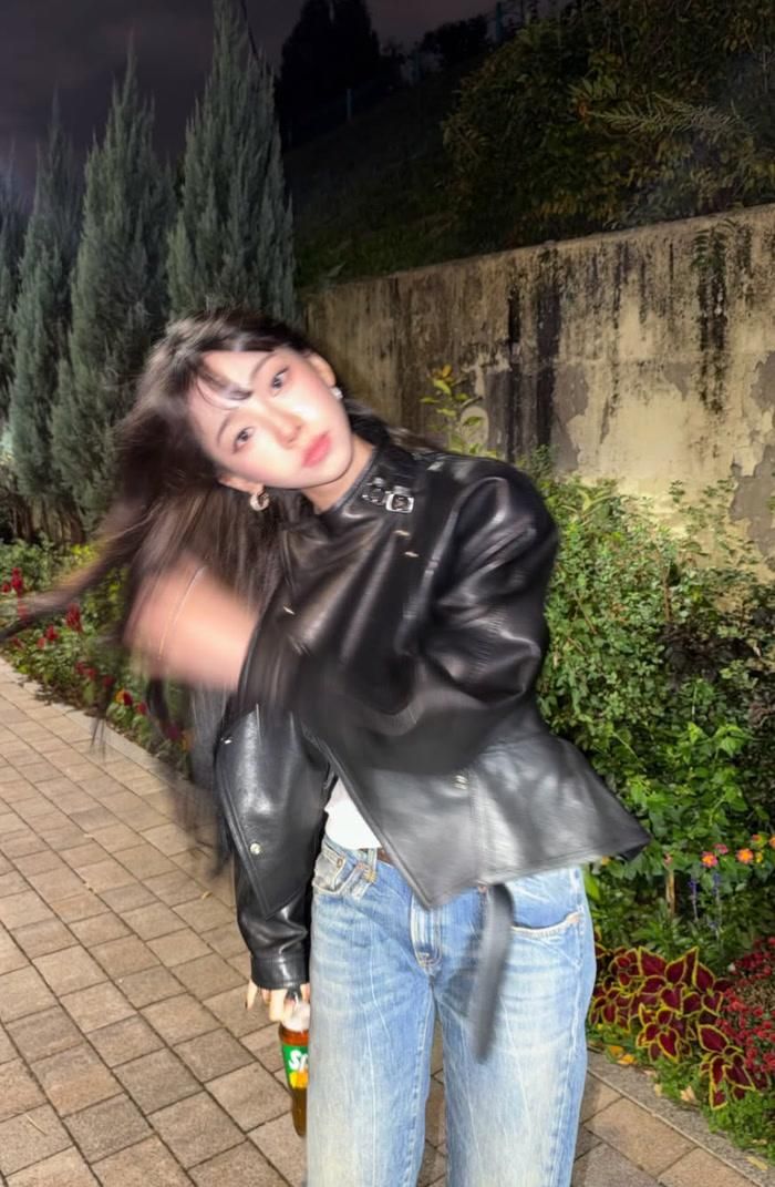 Gương mặt nhỏ nhắn cùng tỷ lệ đường nét hài hòa của Karina trở thành tâm điểm chú ý. 
