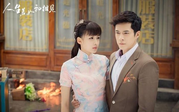 Nhân Sinh Nếu Như Lần Đầu Gặp Gỡ, còn được biết đến với tên tiếng Anh Siege in Fog, có sự tham gia của Hàn Đông Quân, Tôn Di và Từ Chính Khê. Phim chuyển thể từ tiểu thuyết Mê Vụ Vi Thành của Phỉ Ngã Tư Tồn, lấy bối cảnh Trung Quốc thời Dân quốc. Câu chuyện xoay quanh Dịch Liên Khải, thiếu gia thuộc gia tộc quân phiệt, và Tần Tang, cô gái bước vào cuộc hôn nhân với anh trong hoàn cảnh phức tạp. Cuộc sống vợ chồng ban đầu không xuất phát từ tình yêu, trong khi những bí mật về thân phận, tình cảm cũ và cuộc tranh giành quyền lực liên tục đẩy các nhân vật vào thế khó xử. Dịch Liên Khải là nhân vật có nhiều mâu thuẫn. Những hành động và lựa chọn của anh khiến Tần Tang khó xác định đâu là tình cảm thật sự, đâu là sự tính toán nhằm phục vụ mục đích riêng. Không chỉ khai thác chuyện tình cảm, bộ phim còn đặt các nhân vật giữa những biến động của thời đại và cuộc đấu tranh trong gia tộc. Đây là một trong những tác phẩm phù hợp với khán giả yêu thích dòng phim Dân quốc có màu sắc bi kịch.