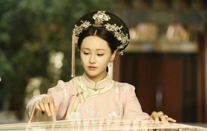 Với sự tham gia của Lưu Khải Uy, Trịnh Sảng và Trương Bân Bân, Tịch Mịch Không Đình Xuân Dục Vãn đưa khán giả đến bối cảnh cung đình thời Thanh. Phim xoay quanh Vệ Lâm Lang, cô gái có quá khứ bí ẩn, cùng mối quan hệ giữa nàng và hoàng đế Khang Hy. Những biến cố từ thời thơ ấu khiến thân phận và ký ức của Vệ Lâm Lang trở thành nút thắt quan trọng. Khi bước vào cung, nàng phải đối diện với những quy tắc nghiêm ngặt, các mối quan hệ phức tạp và những bí mật liên quan đến quá khứ. Tình cảm giữa Khang Hy và Vệ Lâm Lang phát triển trong hoàn cảnh chênh lệch thân phận. Một bên là hoàng đế nắm giữ quyền lực tối cao, bên còn lại là người phụ nữ có cuộc đời bị chi phối bởi những bí mật chưa được giải đáp.