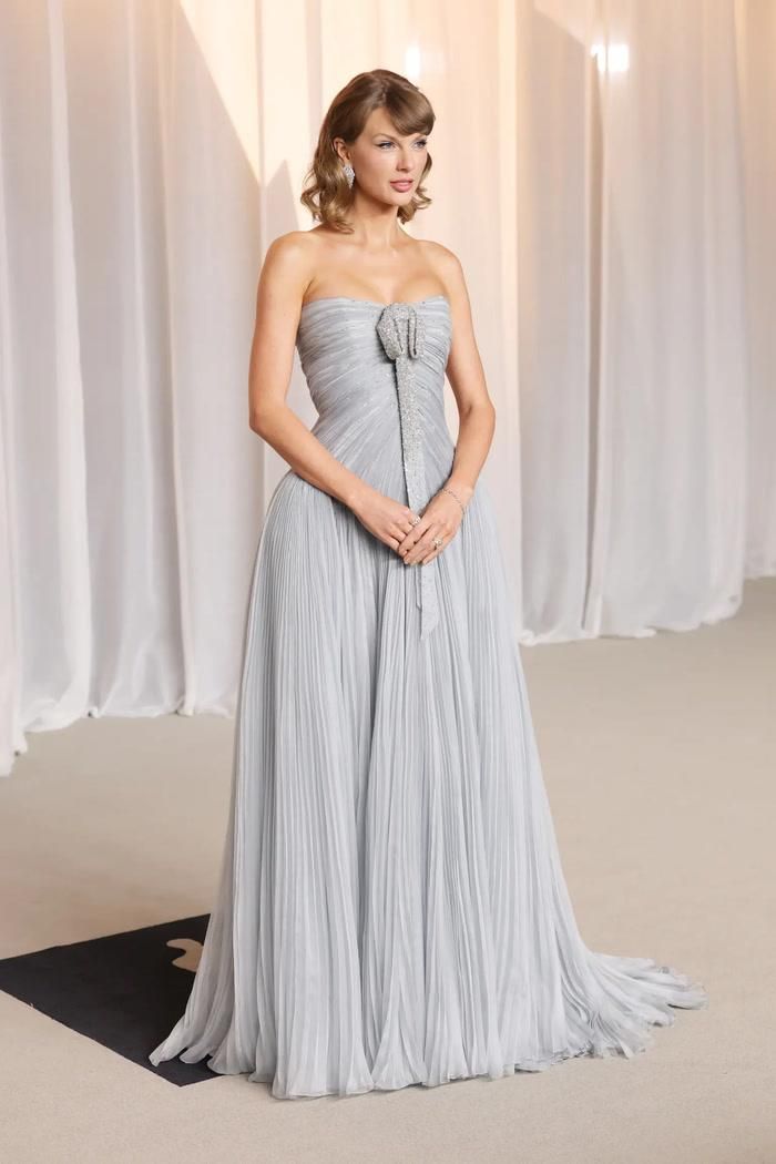 Dù Taylor Swift xuất hiện đầy nổi bật trên thảm đỏ, người hâm mộ không thấy Travis Kelce đồng hành cùng cô. 