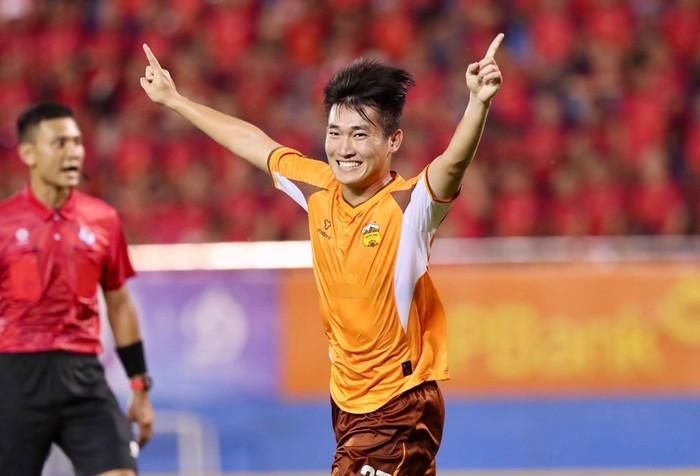 Ninh Bình giành chiến thắng nghẹt thở 4-3 trước HAGL trong màn rượt đuổi giàu cảm xúc, nơi hai đội cùng phải nhận thẻ đỏ và đội chủ nhà định đoạt trận đấu ở phút 90. Ảnh: HAGL FC
