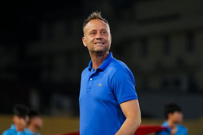 Thầy trò HLV Polking đã nhận thất bại đầu tiên ở V.League 2026/2027 trước Hà Nội FC, và mất ngôi đầu bảng. Ảnh: CLB CAHN