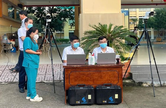 HCDC phối hợp với trạm y tế và nhà trường lập danh sách người tiếp xúc gần với các bệnh nhân đã xác định để theo dõi sức khỏe.