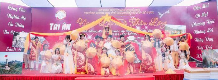Cô Nguyễn Thị Nhung (giữa) tham gia biểu diễn cùng đồng nghiệp, học trò