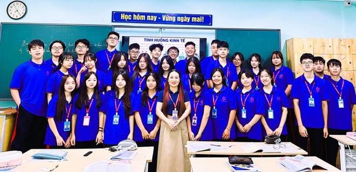 Cô Nguyễn Thị Nhung và các học trò trường THPT Ngô Gia Tự