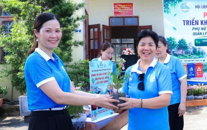 Phụ nữ tích cực tham gia bảo vệ môi trường dưới nhiều hình thức