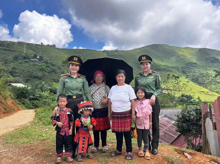 Hội viên phụ nữ Cục Quản lý xuất nhập cảnh trong chuyến về nguồn, hỗ trợ người dân vùng cao.