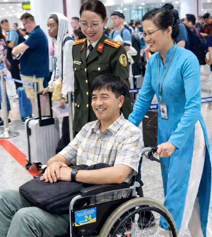 Sự hỗ trợ kịp thời của mỗi cán bộ, chiến sĩ, hội viên phụ nữ dù rất nhỏ, cũng đủ giúp hành khách bớt lo lắng trong chuyến đi.