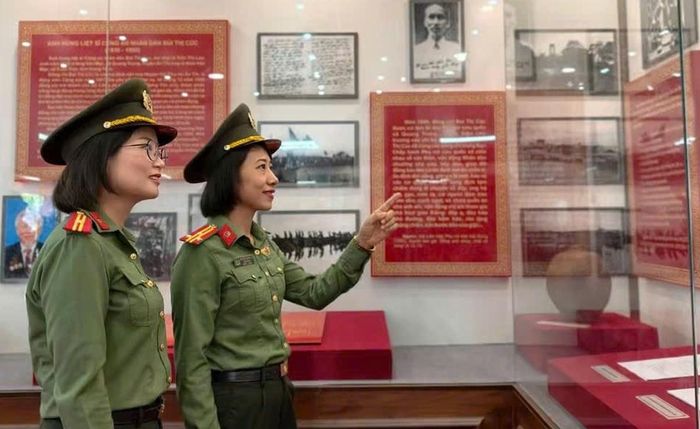 Để thực hiện tiêu chí "Trung thành nhất", đơn vị chú trọng giáo dục chính trị, tư tưởng, bồi đắp lòng yêu nước, niềm tự hào về nhiệm vụ được giao.
