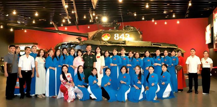 Tham gia đoàn có hơn 40 đồng chí cán bộ, hội viên, đoàn viên, thanh niên tiêu biểu của 3 tổ chức quần chúng trong công ty.