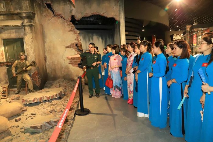 Hội viên phụ nữ Công ty 26 tham quan Bảo tàng Lịch sử Quân sự Việt Nam.