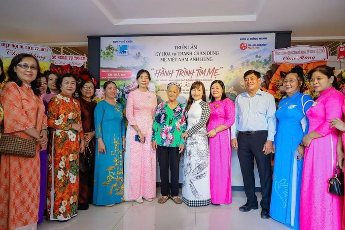 Bà Trịnh Thị Thanh, Phó Chủ tịch Thường trực Hội LHPN TPHCM, cùng đoàn cán bộ Hội LHPN phường Thủ Đức đến tham quan triển lãm ký họa và tranh chân dung Mẹ Việt Nam Anh hùng - Hành trình tìm Mẹ và chụp ảnh cùng hoạ sĩ Đặng Ái Việt. 