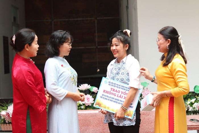Bà Huỳnh Kim Loan, Phó Chủ tịch thường trực Ủy ban MTTQ Việt Nam phường An Phú Đông, Chủ tịch Hội LHPN phường (thứ 2 từ trái qua) cùng các cán bộ Hội trò chuyện, động viên chị Hoanh (thứ 2 từ phải qua).