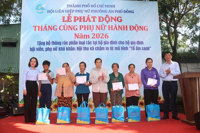 BTC trao quà cho hội viên phụ nữ có hoàn cảnh khó khăn.