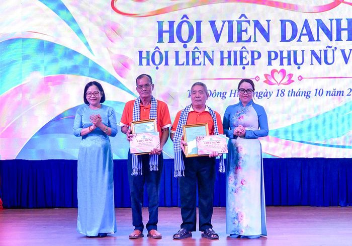 Bà Nguyễn Thanh Loan, Phó Chủ tịch Hội LHPN TPHCM (bìa trái) và bà Chu Thị Thanh Thủy, Phó Chủ tịch Thường trực Ủy ban MTTQ Việt Nam phường, Chủ tịch Hội LHPN phường Tân Đông Hiệp, TPHCM, trao công nhận hội viên danh dự.