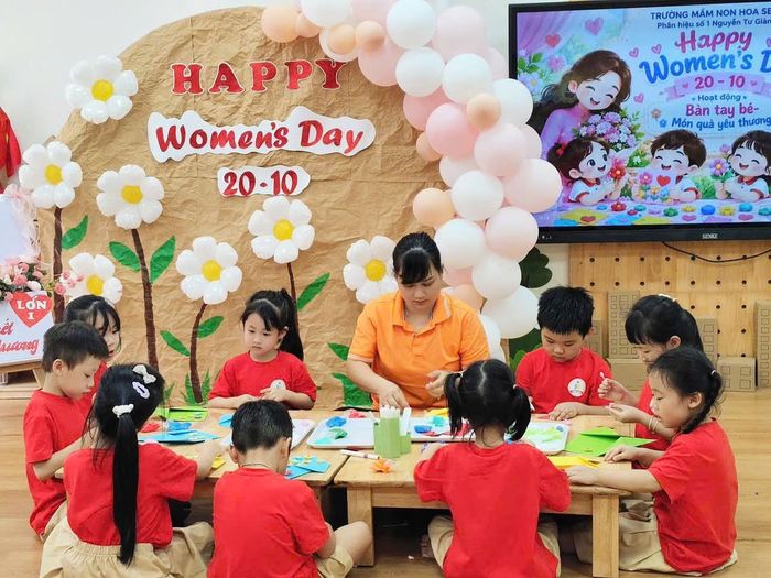 Cô và trò say sưa phác họa chân dung người mẹ qua lăng kính tuổi thơ trong trẻo.