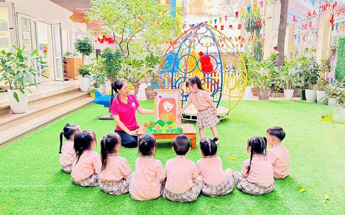 Các bé hào hứng tham gia hoạt động cùng cô tìm hiểu về ý nghĩa Ngày Phụ nữ Việt Nam 20/10 qua bức họa chân dung đầy cảm xúc.