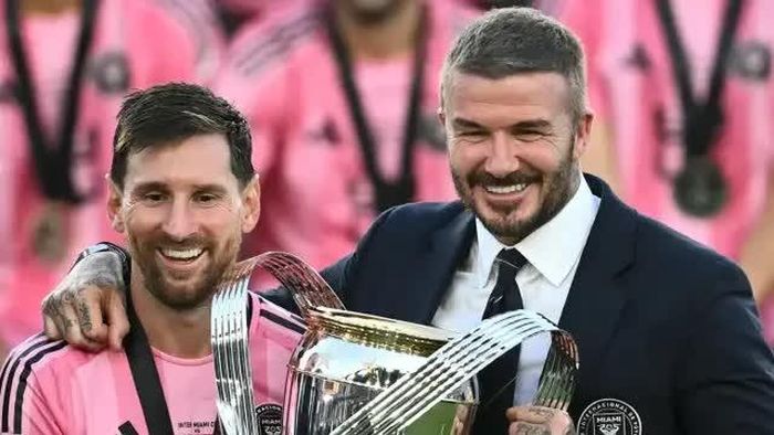 Messi và Beckham. Ảnh: AFP