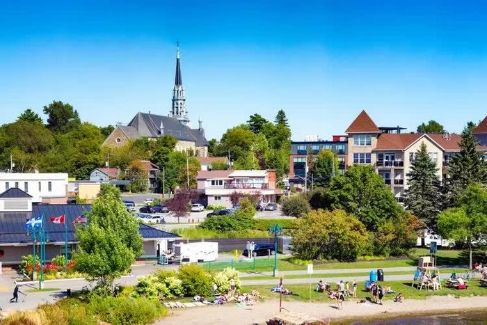 Toàn cảnh trung tâm thị trấn Magog thuộc vùng Eastern Townships của tỉnh Quebec. Ảnh: NicolasMcComber/Getty Images