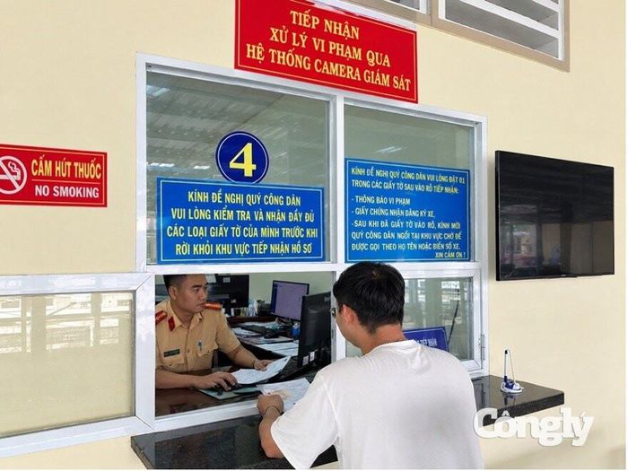 Lực lượng CSGT kiểm tra, tiếp nhận và xử lý các trường hợp vi phạm được phát hiện qua công tác tuần tra, kiểm soát.