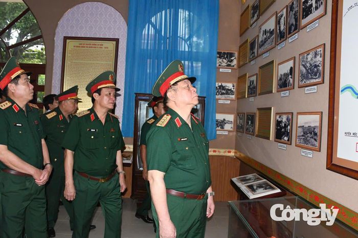 Các đại biểu tham quan Nhà truyền thống Cơ quan Chính trị Quân khu 8.