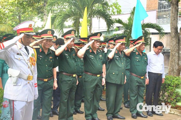 Các đại biểu dâng hoa, dâng hương tại Nhà bia tưởng niệm.