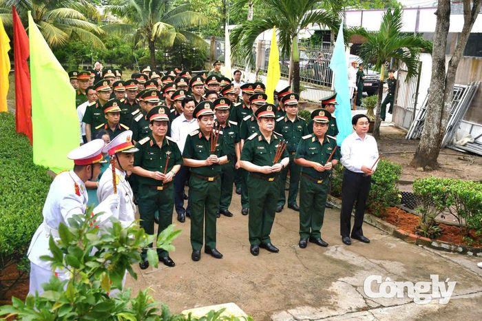 Các đại biểu dâng hoa, dâng hương tại Nhà bia tưởng niệm Quân khu 8.