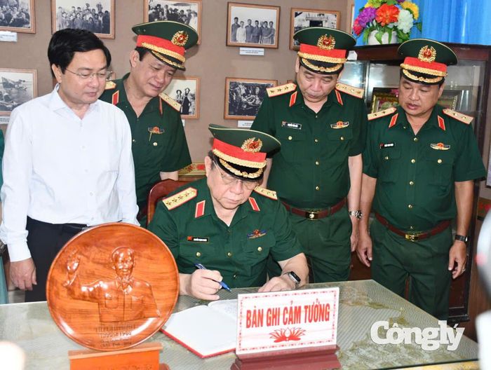 Đại tướng Nguyễn Trọng Nghĩa ghi cảm tưởng.