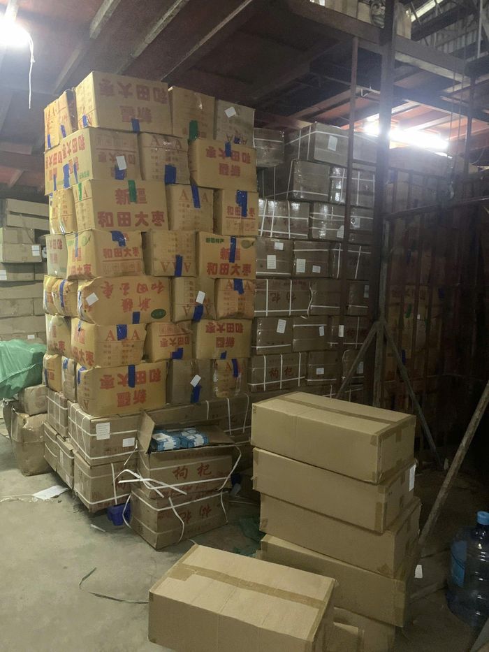 Lực lượng chức năng phát hiện 28.794 kg táo đỏ mang nhãn hiệu “Hằng Du Mục”, có xuất xứ Trung Quốc. (Ảnh: Công an cung cấp)